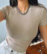 Cropped feminino básico canelado em tecido confortável e ajustado, com mangas curtas e decote redondo, ideal para diversas ocasiões.